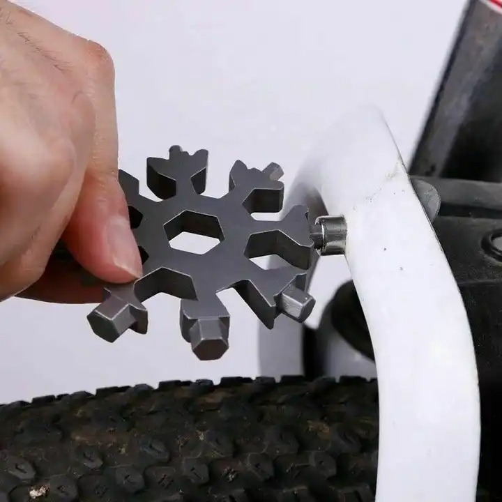 18-in-1 Multifunctional Snowflake Tool – Devouge